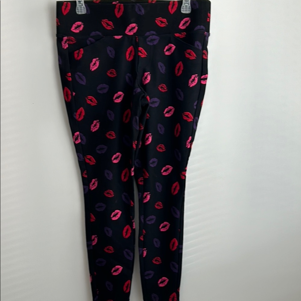 Torrid NWT Stylish Black Leggings with Lip Print SIZE M/L